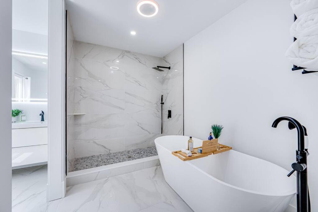 Апартаменты Modern Red Door Haven +5Mins To Boston Milton Экстерьер фото